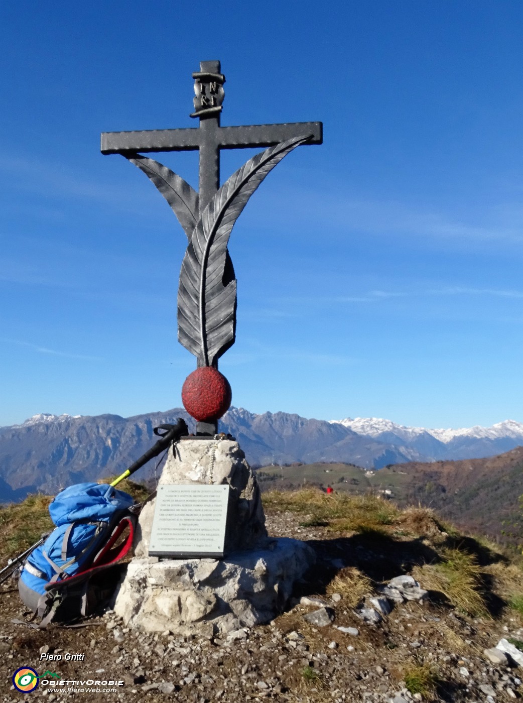 66 Sulla Croce due penne di alpino ....JPG -                                